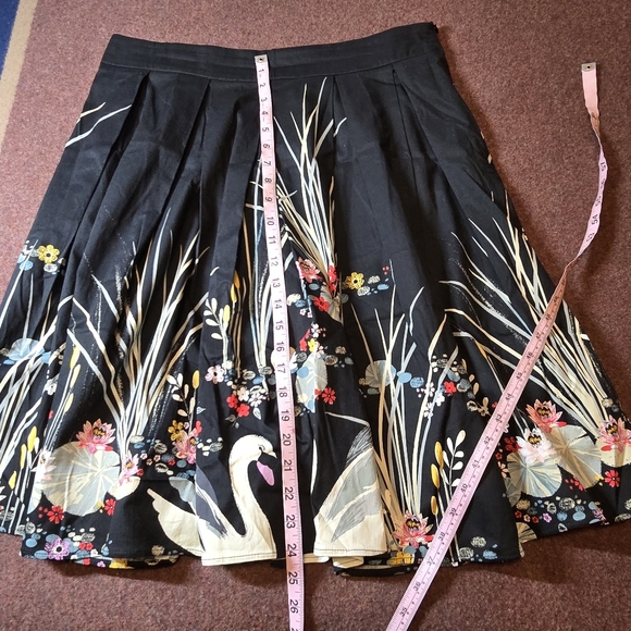 Swan And Floral Unbranded Skirt Measuring At A 36in Waist Unlined - Picture 6 of 7